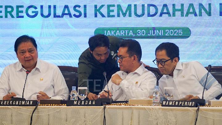 Menko Perekonomian Airlangga Hartanto (kiri), Menteri Kehutanan Raja Juli Antoni, Menteri Perdagangan Budi Santoso, dan Wakil Menteri Perindustrian Faisol Riza dalam konferensi pers Deregulasi Kebijakan Impor dan Kemudahan Berusaha di Kantor Kementerian Perdagangan, Jakarta, 30 Juni 2025. Pemerintah merilis paket kebijakan deregulasi tahap I untuk merelaksasi ketentuan impor 10 komoditas yang menyangkut produk kehutanan, alas kaki, food tray untuk program MBG dan bahan baku penolong industri seperti pupuk bersubsidi. Tempo/Ilham Balindra