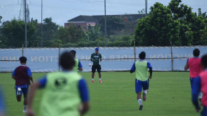 Pelatih Bojan Hodak memimpin sesi latihan pertama PERSIB di Lapangan Pendamping Stadion Gelora Bandung Lautan Api (GBLA), Senin 30 Juni 2025. Persib.co.id/Sutanto Nurhadi Permana