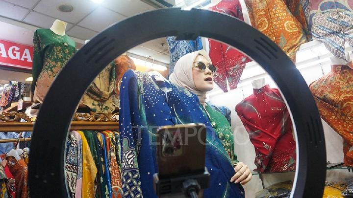 Pelaku usaha e-commerce mempromosikan dagangannya di Thamrin City, Jakarta, 30 Juni 2025. Kementerian Keuangan akan mengubah mekanisme pemungutan pajak penghasilan (PPh) final dari omzet per bulan sebesar 0,5 persen. Dalam skema baru, pemerintah akan menunjuk marketplace atau lokapasar sebagai pemungut PPh Pasal 22 dari pedagang online yang memiliki omzet tahunann Rp 500 juta hingga Rp 4,8 miliar. Tempo/Ilham Balindra