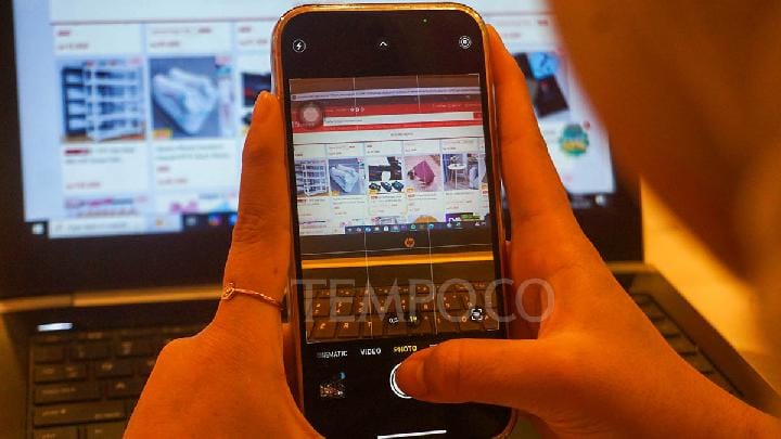 Pembeli memilih barang melalui secara daring di Jakarta, 30 Juni 2025. Tempo/Ilham Balindra