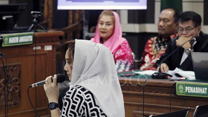 Kepala Bapenda Kota Semarang Indriyani menjawab pertanyaan jaksa pada sidang mantan Wali Kota Semarang, Hevearita Gunaryanti Rahayu di Pengadilan Tipikor Semarang, 30 Juni 2025. Tempo/Budi Purwanto