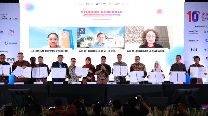 Direktur Perumdam TKR Kabupaten Tangerang Sofyan Sapar (keempat kanan) dalam peringatan Dies Natalis ke-10 Fakultas Ilmu Administrasi Universitas Indonesia (FIA UI) yang digelar di Kampus UI, Depok, pada Rabu, 26 Juni 2025. Dok. Perumdan