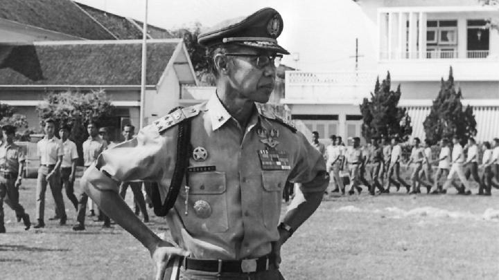 Hoegeng Iman Santoso, ketika menjadi Kapolri, mengawasi upacara di Lapangan Mabes Polri, Jakarta, antara 1968-1971. Dok. Keluarga