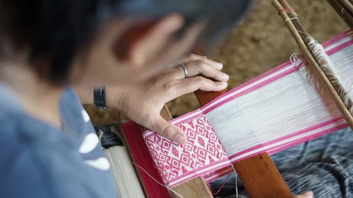 Rekomendasi Produk Fashion dan Aksesori Ramah Lingkungan, dari Tenun Ikat hingga Sepatu