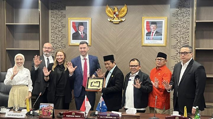 Ketua DPRD Provinsi DKI Jakarta Khoirudin (tengah) bersama delegasi Parlemen Victoria, Australia, usai pertemuan membahas peluang kerja sama strategis di bidang pendidikan, perdagangan, dan pengembangan UMKM di Gedung DPRD DKI Jakarta, Senin, 30 Juni 2025. Dok. DPRD DKI Jakarta