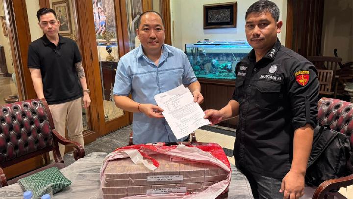 Kejaksaan Agung menyita dua pak plastik berisi uang pecahan Rp 100 ribu senilai total Rp 2 miliar dari rumah Direktur Utama Sritex Iwan Kurniawan Lukminto di Surakarta, Jawa Tengah, Senin, 30 Juni 2025. Uang tersebut disita dalam penyidikan kasus dugaan korupsi yang melibatkan PT Sritex. Dok: Penkum Kejaksaan Agung