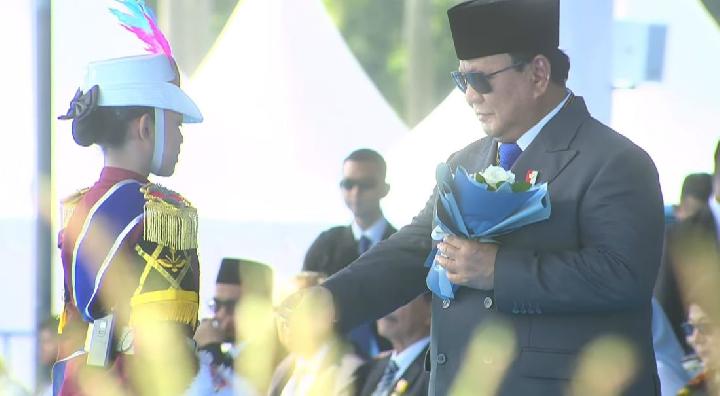 Momen Prabowo Menerima Buket Bunga dari Komandan Polisi Cilik di HUT Bhayangkara