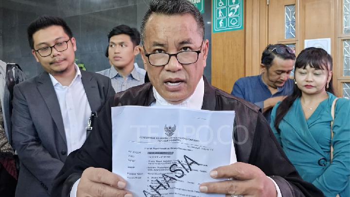 Pengacara Hotman Paris menunjukkan salinan risalah rapat koordinasi lintas kementerian yang dijadikan dasar impor gula oleh PT PPI, seusai sidang kasus dugaan korupsi impor gula di Pengadilan Negeri Jakarta Pusat, Jakarta, Senin, 1 Juli 2025. Tempo/Syifa Alifa Husna
