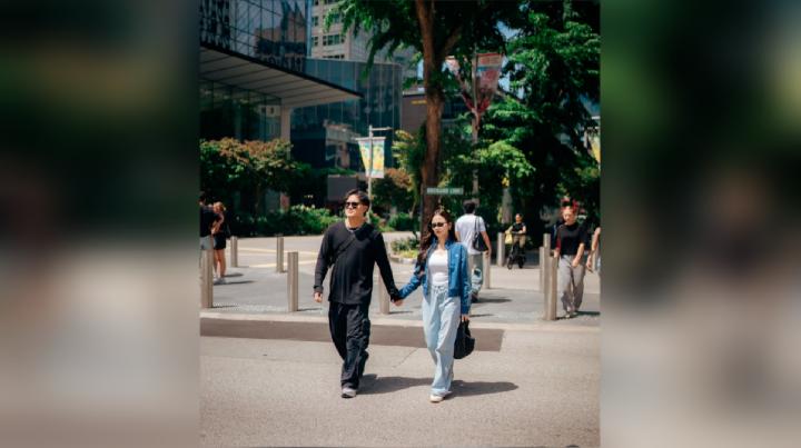 Liburan ke Singapura, Mahalini Nyantai dan Kece Pakai Celana High Waist