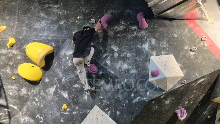 Anggota komunitas panjat dinding, Mont Hood, saat menguji rute pendek atau bouldering dalam persiapan Climbing Cult Party 2025 di Indoclimb FX Sudirman dan di Indoclimb Lippo Mall Kemang pada 3-6 Juli 2025. TEMPO/Ihsan Reliubun
