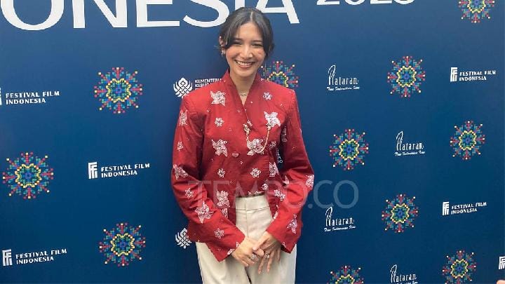 Sheila Dara menceritakan perasaannya saat diminta menjadi Duta Festival Film Indonesia 2025 bersama Ringgo Agus, di Hutan Kota by Plataran, Jakarta Pusat, 1 Juli 2025. Tempo/Bagus Pribadi