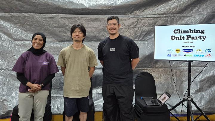 Kazuya Tokunaga, pembuat jalur bouldering internasional asal Jepang (tengah), seusai konferensi pers tentang persiapan Climbing Cult Party 2025,  di Indoclimb Lippo Mall Kemang, Jakarta Selatan, 1  Juli 2025. TEMPO/Ihsan Reliubun