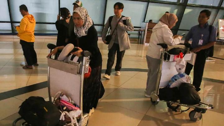 12 Indonesians Return from Iran as Gov't Concludes First Evacuation Phase