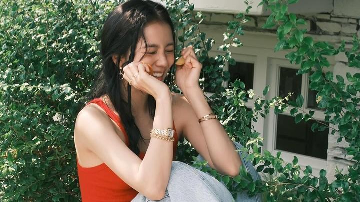 Tampil Beda dengan Freckles, Lihat Pesona Jisoo BLACKPINK di Pemotretan Terbarunya