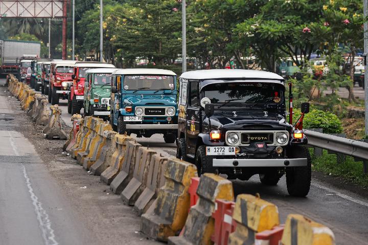 Komunitas Mobil Toyota Land Cruiser Indonesia Konvoi ke Bandung