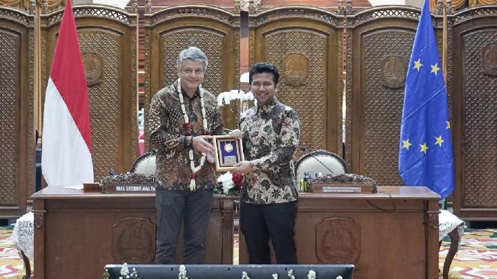 Duta Besar Uni Eropa untuk Indonesia Denis Chaibi bersama Wakil Gubernur Jawa Timur Emil Elestianto Dardakdalam pertemuan SWITCH-Asia Low Carbon Rice Project antara Tim Eropa dan Pemerintah Provinsi Jawa Timur di Gedung Negara Grahadi, Surabaya, Jawa Timur, 1 Juli 2025. Dok. EU-Indonesia Cooperation Facility (EUICF)