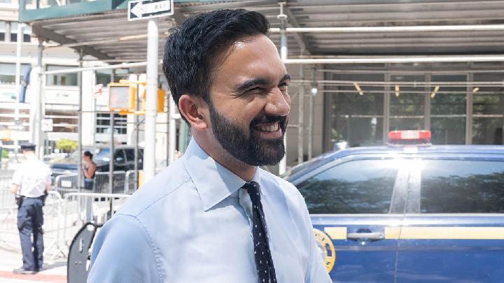 Zohran Mamdani di 5th Avenue, New York, 29 Juni 2025. Shutterstock