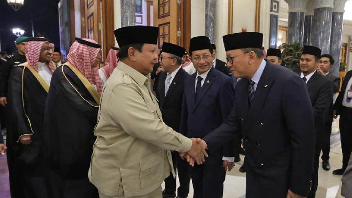 Indonesian Students, Diaspora Greet Prabowo Upon Arrival in Jeddah