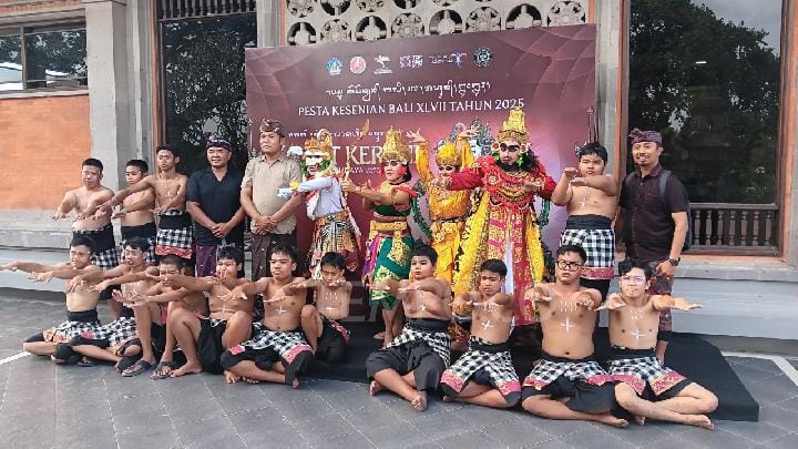 Kelompok pentas Tari Kecak dari Sekolah Luar Biasa (SLB) 3 Denpasar, Bali. Senin, 23 Juni 2025. TEMPO/Yuni Rahmawati