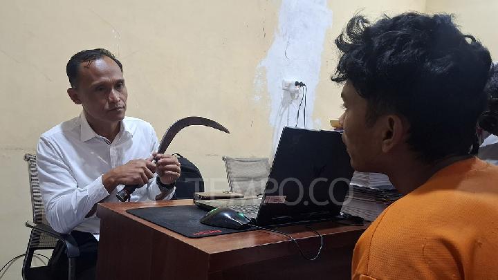 Kasatreskrim Polres Bangkalan AKP Hafid Dian Maulidi, memeriksa FAW, tersangka begal motor di Polres Bangkalan, Kabupaten Bangkalan, Jawa Timur, 1 Juli 2025. Tempo/Musthofa Bisri