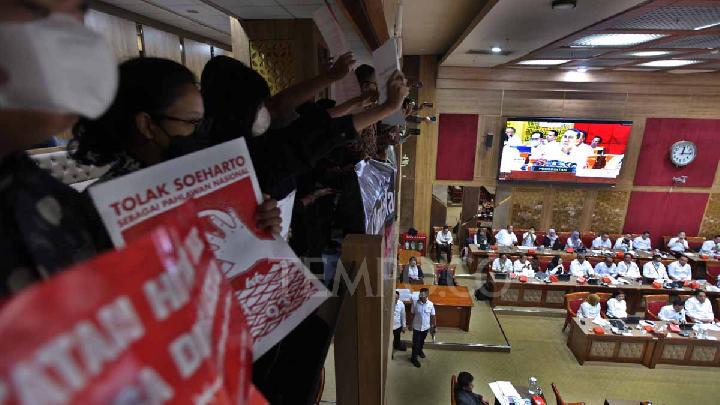 Koalisi Masyarakat Sipil membentangkan spanduk dosa masa lalu saat Menteri Kebudayaan RI Fadli Zon Rapat Kerja (RK) dengan Komisi X DPR RI di di Kompleks Parlemen, Senayan, Jakarta, 2 Juli 2025. Tempo/Amston Probel 