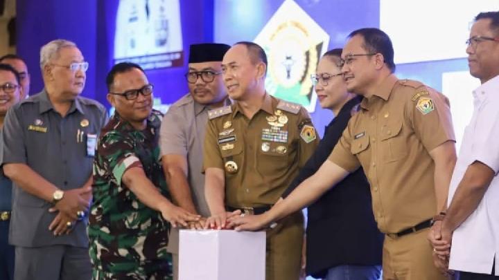 Gubernur Sulawesi Tenggara Andi Sumangerukka (tengah) , membuka kegiatan Sultra Investment Summit 2025 di Hotel Plaza Inn Kendari, pada Selasa 24 Juni 2025. Dok. Pemprov Sultra
