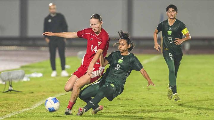 Pesepak bola Timnas Putri Indonesia Isa Guusje Warps (kiri) berusaha melewati hadangan pesepak bola Timnas Putri Pakistan Aqsa Mushtaq (tengah) dan Suha Hirani (kanan) saat pertandingan kualifikasi Piala Asia Wanita 2026 Grup D di Stadion Indomilk Arena, Kabupaten Tangerang, Banten, 2 Juli 2025. Antara/Galih Pradipta