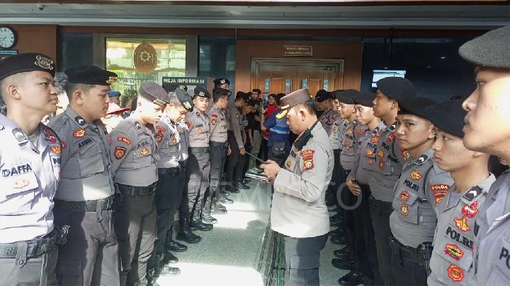 Polri menerjunkan 916 anggotanya untuk mengamankan sidang tuntutan Sekretaris Jenderal PDIP Hasto Kristiyanto di Pengadilan Negeri Jakarta Pusat, 3 Juli 2025. Polisi berjaga di dalam dan di luar gedung pengadilan. Dok. Polres Metro Jakarta Pusat.