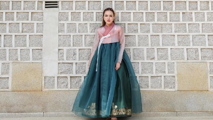 Pesona Shandy Aulia Tampil Anggun dengan Hanbok Saat Liburan di Korea Selatan