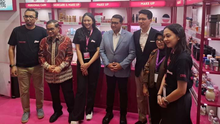 Saat Pramono Anung dan Teuku Riefky Harsya Kunjungi Booth Jakarta X Beauty 2025