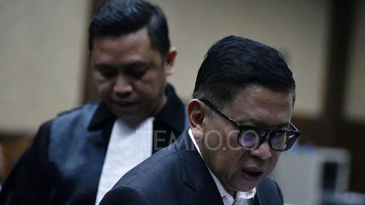 Terdakwa Sekjen PDI Perjuangan, Hasto Kristiyanto, mengikuti sidang pembacaan surat tuntutan di Pengadilan Tindak Pidana Korupsi, Jakarta, 3 Juli 2025. Jaksa Penuntut Umum KPK  menuntut Hasto Kristiyanto pidana penjara selama 7 tahun, denda sebesar Rp 600 juta subsider pidana kurungan pengganti selama 6 bulan. Hasto telah terbukti secara sah dan meyakinkan bersalah melakukan tindak pidana mencegah atau merintangi secara langsung atau tidak langsung penyidikan perkara tindak pidana korupsi pemberian suap kepada komisioner KPU Wahyu Setiawan terkait penetapan pergantian antarwaktu (PAW) anggota DPR periode 2019-2024 Harun Masiku. Tempo/Imam Sukamto