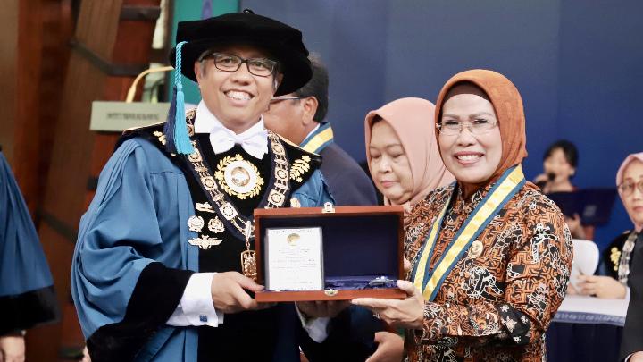 Bupati Serang Ratu Tatu Chasanah, menerima penghargaan Ganesa Wirya Jasa Utama dari Rektor ITB Prof. Tatacipta Dirgantara di Bandung, pada Kamis, 3 Juli 2025. Dok. Pemkot Tangsel
