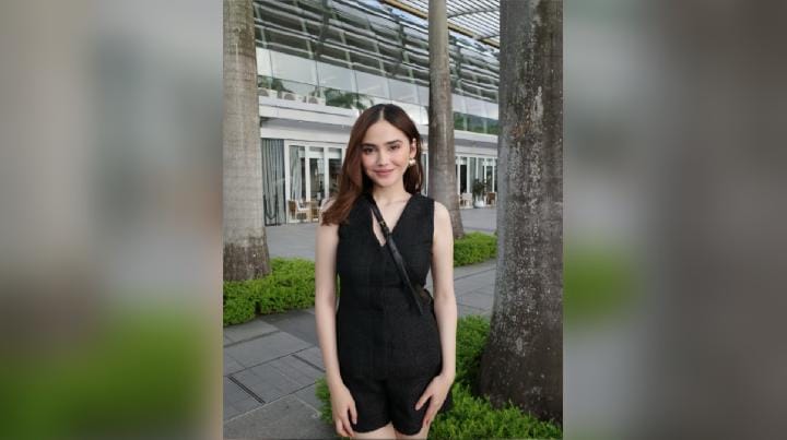 Girls Trip ke Singapura, Syifa Hadju Kece Mengenakan Setelan Pendek Tweed