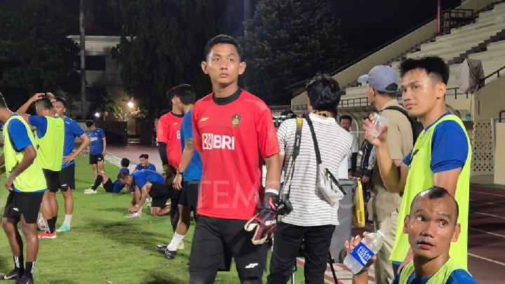 Reza Arya Pratama (kaus merah) dalam sesi latihan menjelang Piala Presiden 2025, di Stadion Perguruan Tinggi Ilmu Kepolisian, Jakarta, 3 Juli 2025. Tempo/Ihsan Reliubun