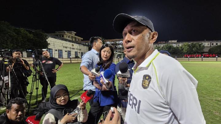 Pelatih Tim Liga Indonesia All Star Rahmad Darmawan menjelaskan persiapan tim jelang pertandingan Piala Presiden 2025, seusai sesi latihan di Stadion Perguruan Tinggi Ilmu Kepolisian, Jakarta Selatan, Kamis, 3 Juli 2025. Tempo/Ihsan Reliubun