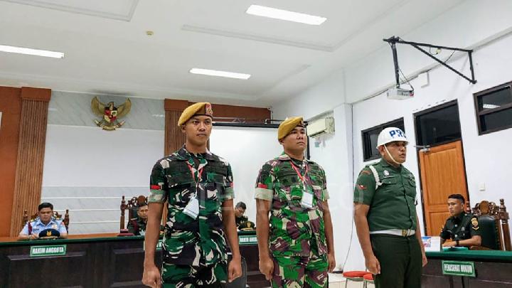 Praka Saut Maruli Siahaan dan Praka Dwi Maulana Kusuma mendengarkan vonis di Pengadilan Militer 1-02 Medan, 3 Juli 2025. Tempo/Mei Leandha