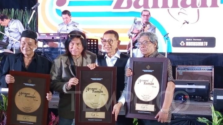 Menteri Kebudayaan Fadli Zon menyerahkan penghargaan kepada empat grup musik legendaris era 1970-an dalam acara 