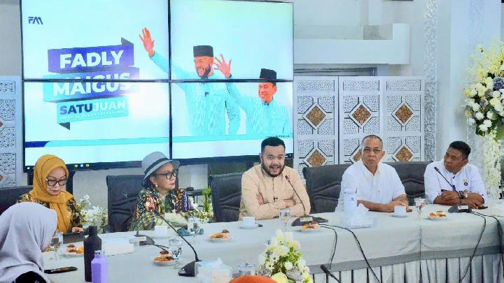 Wali Kota Padang Fadly Amran, memimpin rapat kolaborasi Pentahelix di Gedung Putih, Rumah Dinas Wali Kota Padang, pada Jumat, 4 Juli 2025. Dok. Pemkot Padang