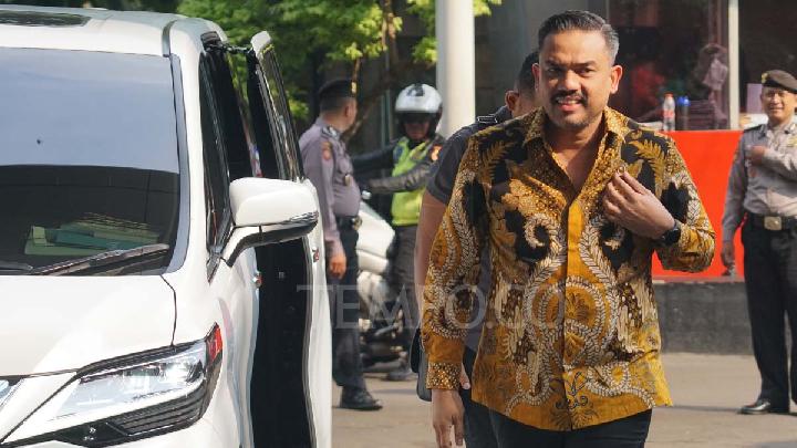 Menteri Usaha Mikro, Kecil, dan Menengah, Maman Abdurrahman tiba untuk memberikan klarifikasi ihwal istrinya, Agustina Hastarini, yang melakukan kunjungan ke enam negara Eropa  di gedung Merah Putih KPK, Jakarta, 4 Juli 2025. Tempo/Ilham Balindra