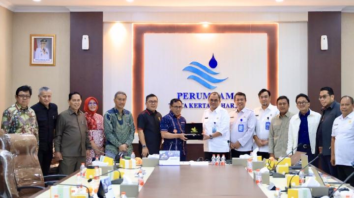 Komisi III DPRD Provinsi Banten memberi apresiasi kepada PERUMDAM TKR di Kantor Pusat PERUMDAM TKR, Kabupaten Tangerang, pada Rabu, 2 Juli 2025. Dok. PERUMDAM TKR Kabupaten Tangerang