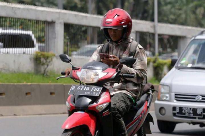 Bahaya Gunakan Ponsel Saat Berkendara, Berikut 5 Solusinya