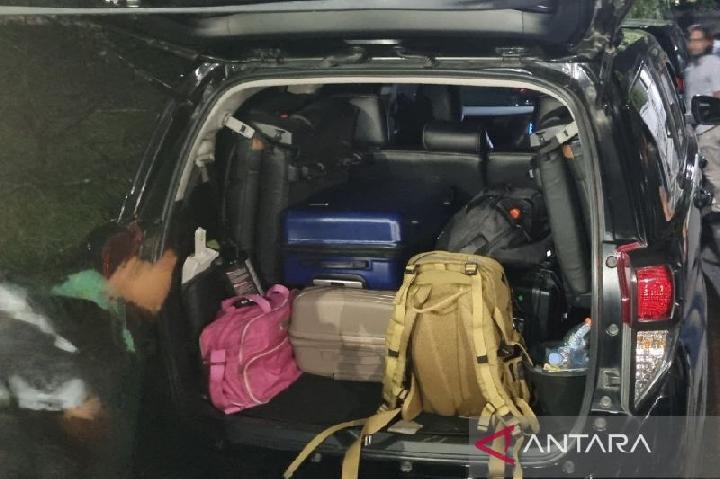 Tim penyidik KPK membawa tiga koper berisi dokumen dari kegiatan penggeledahan di kediaman pribadi Pelaksana Tugas Kepala Dinas PUPR Mandailing Natal Elpianti Harahap. ANTARA/Holik