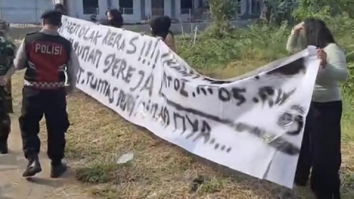 Warga Cilodong Depok Demo Tolak Pembangunan Gereja