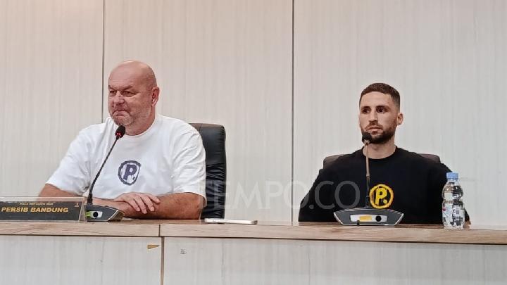 Pelatih Persib Bandung, Bojan Hodak (kiri) dan pemain anyar Persib, Luciano Guaycochea dalam konferensi pers jelang laga Piala Presiden kontra Port FC, di Stadion Si Jalak Harupat, Kabupaten Bandung, 5 Juli 2025. TEMPO/Aminudin