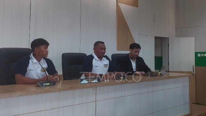 Asisten pelatih Dewa United, Firman Utina (tengah) dalam konferensi pers jelang laga kontra Persib Bandung dalam ajang turnamen pra-musim Piala Presiden, di Stadion Si Jalak Harupat, 5 Juli 2025. Tempo/Aminuddin