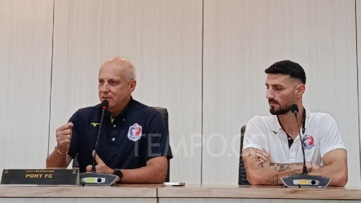 Pelatih Port FC Alexandre Gama (kiri) dan pemain belakang Port FC, Rebin Sulaka dalam jumpa pers jelang laga kontra Persib di ajang turnamen Piala Presiden, di Bandung, 5 Juli 2025. Tempo/Aminuddin