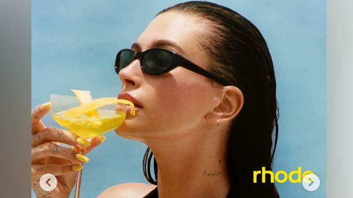 Terinspirasi Koktail Lemon, Hailey Bieber Rilis Peptide Lip Tint