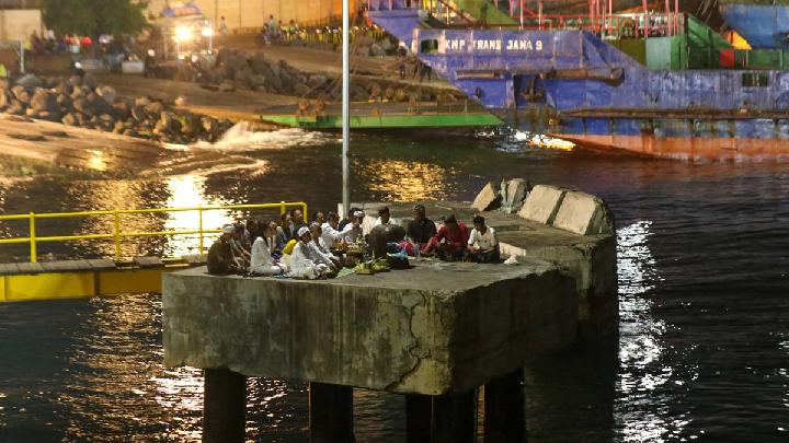 Kerabat korban tenggelamnya KMP Tunu Pratama Jaya berdoa di Dermaga Pelabuhan Ketapang, Banyuwangi, Jawa Timur, 5 Juli 2025. Antara/Budi Candra Setya