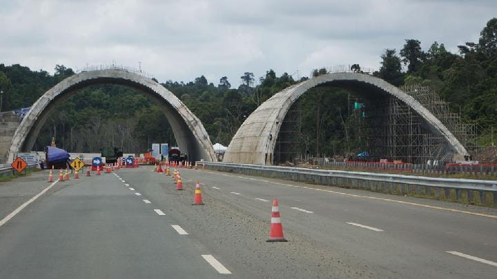 Pembangunan jembatan satwa di ruas tol Ibu Kota Nusantara (IKN) Seksi 3B Segmen KKT Kariangau-Simpang Tempadung, Balikpapan, Kalimantan Timur, 5 Juli 2025. Antara/Aditya Nugroho