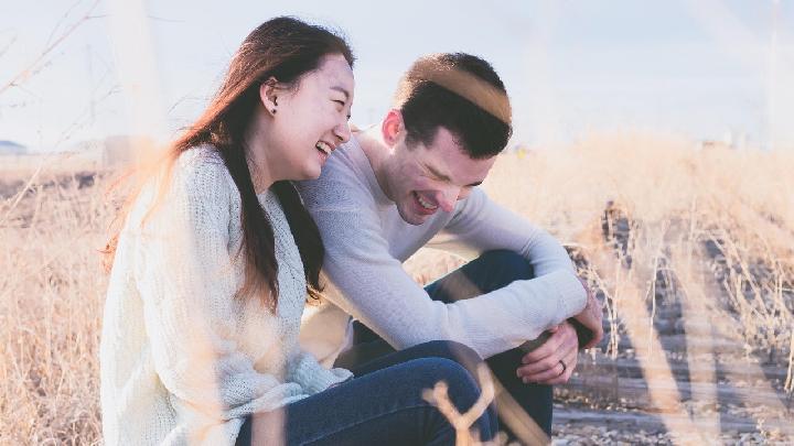 Tiga Tanda Perempuan Tertarik Pada Seseorang, Pahami Bukan dari Kata-katanya